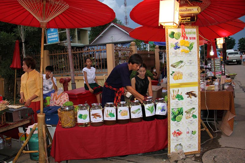 ตลาดถนนคนเดินสุโขทัยธานี - amazingthailand.org