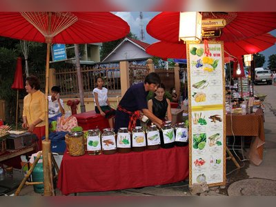 Sukhothai Thani Walking Street Market - amazingthailand.org