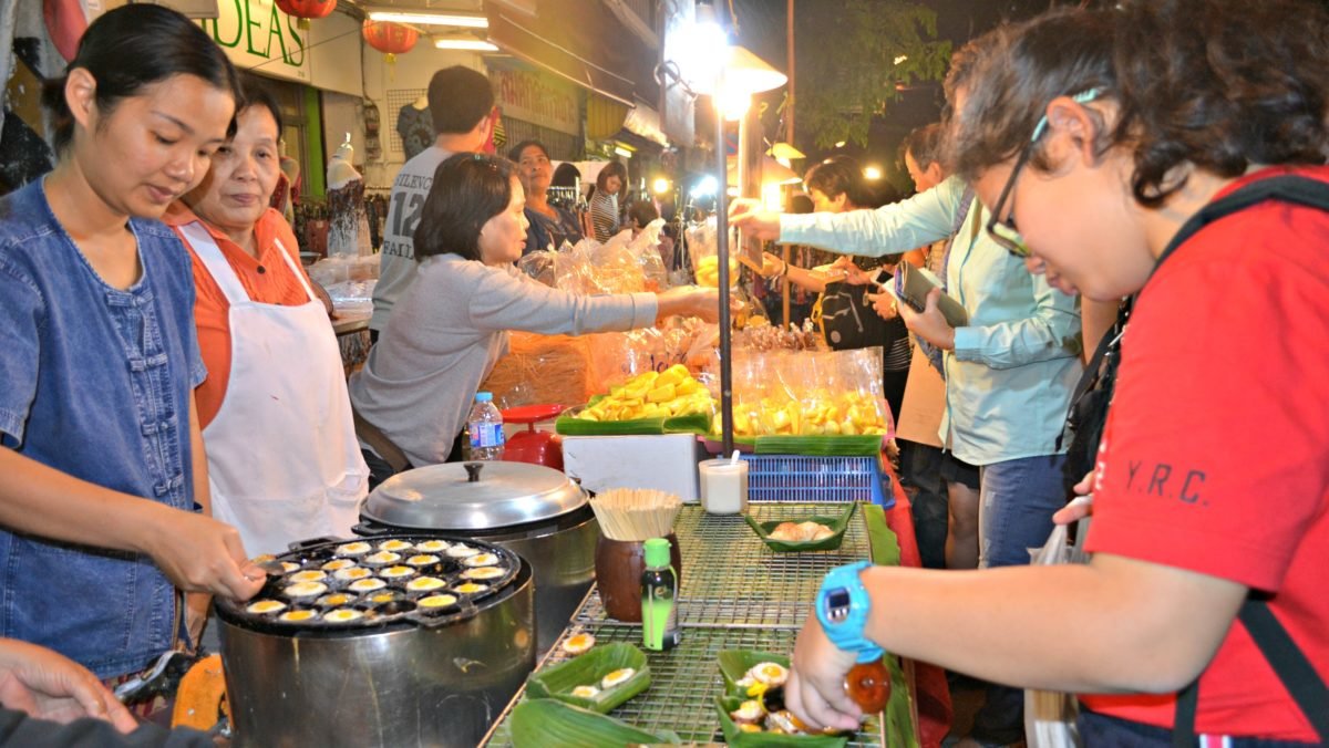 ตลาดถนนคนเดินสุโขทัยธานี - amazingthailand.org