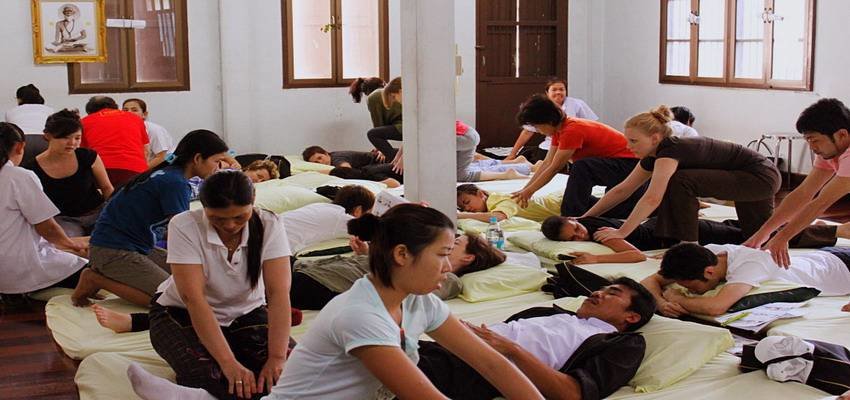 Wat Pho traditional Thai massage - amazingthailand.org