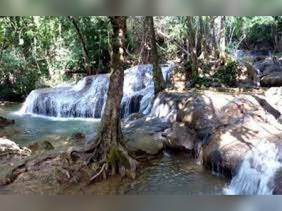 Pha Tad Waterfall