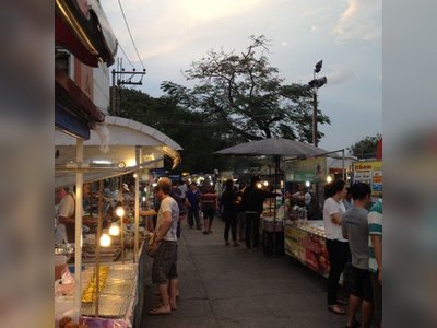 Dine at Kanchanaburi night market (JJ market) - amazingthailand.org