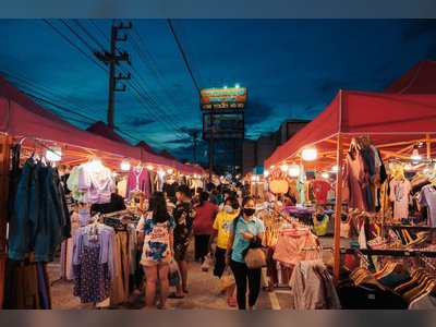Dine at Kanchanaburi night market (JJ market) - amazingthailand.org