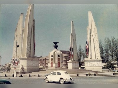 Democracy Monument - amazingthailand.org