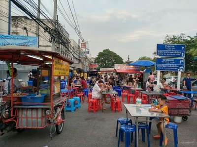 Chang Puak Gate Market - amazingthailand.org