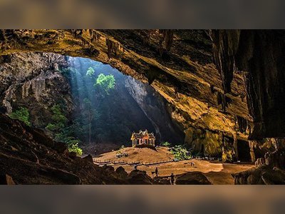 Visit the Phraya Nakhon Cave (Sam Roi Yot)