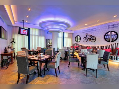 ร้าน Cadillac Café & Bar, Wave Hotel Pattaya - amazingthailand.org