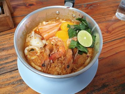 Nai Poom Tom-Yum Pork Noodle - amazingthailand.org